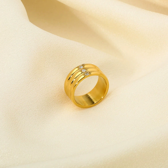 Wholesale Light Luxury Niche Simple Design Nonfading Unisex Ring In Stainless Steel With Wave Pattern And Vacuum Real Gold Pvd Treatment