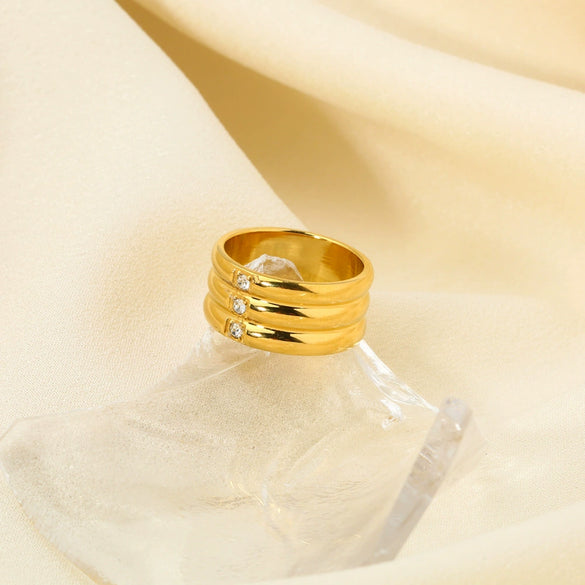 Wholesale Light Luxury Niche Simple Design Nonfading Unisex Ring In Stainless Steel With Wave Pattern And Vacuum Real Gold Pvd Treatment