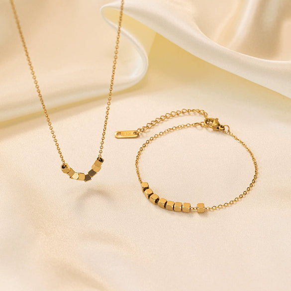 Wholesale Light Luxury Square Pattern Titanium Steel Electroplated Oshaped Clavicle Necklace For Women