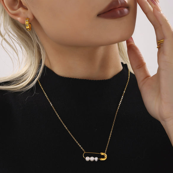 Wholesale Light Luxury Stainless Steel Natural Stone Freshwater Pearl Three Layer Necklace With 8 Character Rice Bead And Geometric Design Electroplated