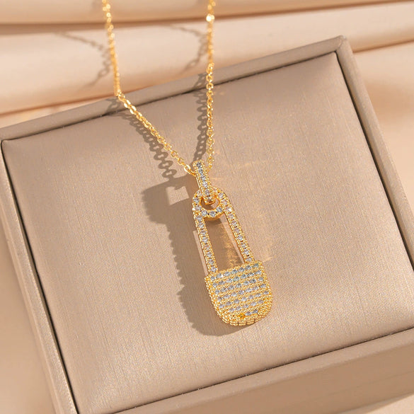 Wholesale Light Luxury Style Geometric Wave Pattern 18K Gold Plated Copper Pendant O Word Chain Necklace For Women