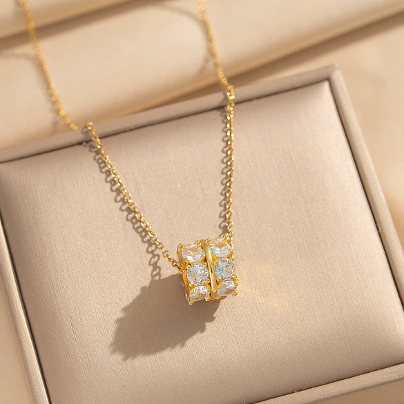 Wholesale Light Luxury Style Geometric Wave Pattern 18K Gold Plated Copper Pendant O Word Chain Necklace For Women