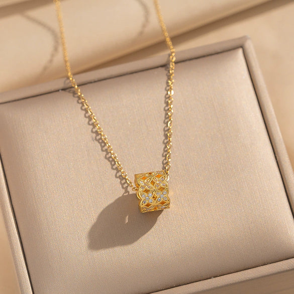Wholesale Light Luxury Style Geometric Wave Pattern 18K Gold Plated Copper Pendant O Word Chain Necklace For Women