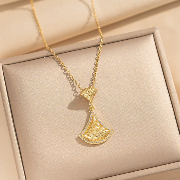 Wholesale Light Luxury Style Geometric Wave Pattern 18K Gold Plated Copper Pendant O Word Chain Necklace For Women