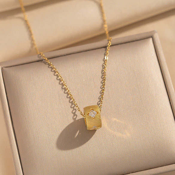 Wholesale Light Luxury Style Geometric Wave Pattern 18K Gold Plated Copper Pendant O Word Chain Necklace For Women