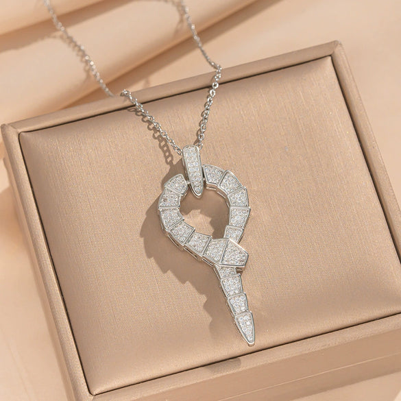 Wholesale Light Luxury Style Geometric Wave Pattern 18K Gold Plated Copper Pendant O Word Chain Necklace For Women