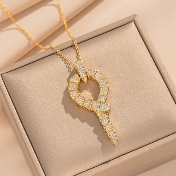 Wholesale Light Luxury Style Geometric Wave Pattern 18K Gold Plated Copper Pendant O Word Chain Necklace For Women