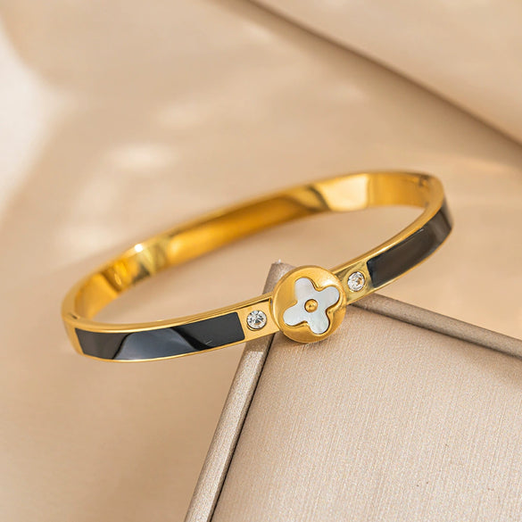 Wholesale Light Luxury Titanium Steel And Stainless Steel Bracelet With Fourleaf Clover Pattern And Electroplating Treatment
