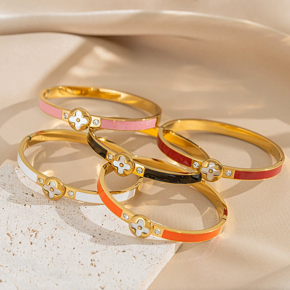 Wholesale Light Luxury Titanium Steel And Stainless Steel Bracelet With Fourleaf Clover Pattern And Electroplating Treatment