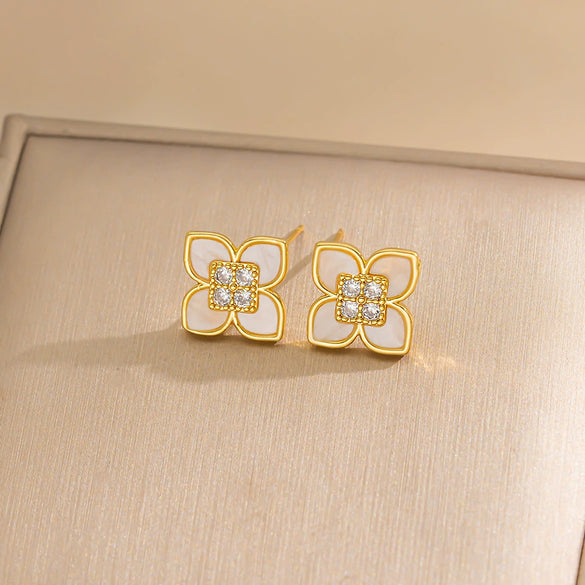 Wholesale Lucky Fourleaf Clover Necklace Earrings Set For Women Copper Heart Shape Minimalist Style With Real Gold Plating In The Furnace Electroplating Treatment