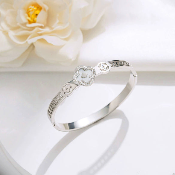 Wholesale Luxury Four Leaf Clover Titanium Steel Women's Fashion Bracelet 18K Gold Plated With Polish Finish