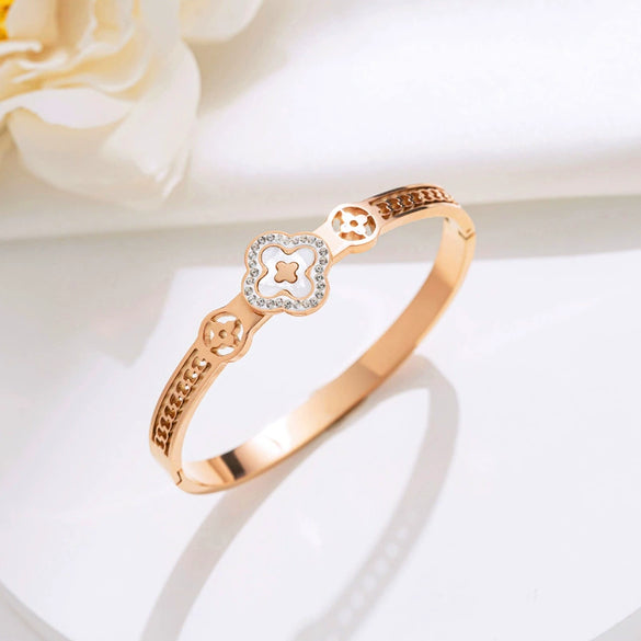 Wholesale Luxury Four Leaf Clover Titanium Steel Women's Fashion Bracelet 18K Gold Plated With Polish Finish