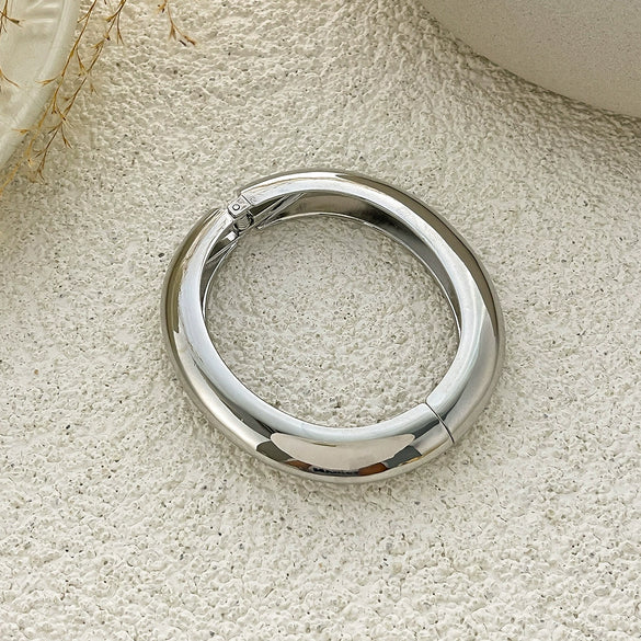 Wholesale Metal Geometric Spring Buckle Bracelet For Women Electroplated