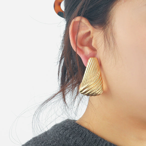 Wholesale Metal Geometric Stripe Cshape Ladies Elegant Earrings Zinc Alloy Electroplating