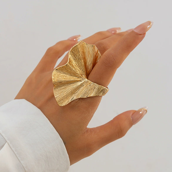 Wholesale Metal Retro Leaf Shaped Exaggerated 3D Ring With Electroplating For Women