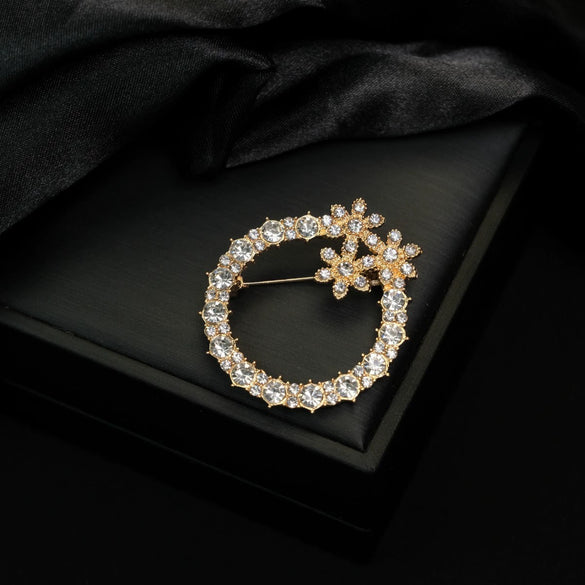 Wholesale Minimalist Flower Pattern Zinc Alloy Electroplated Women's Brooch For Clothes Fixing
