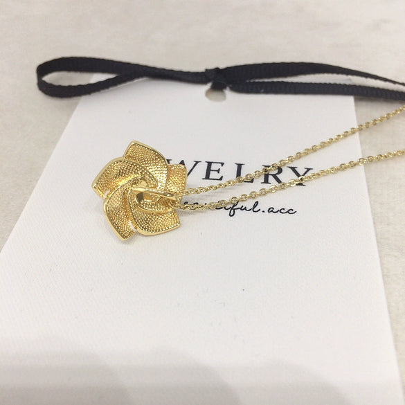 Wholesale Minimalist Freshwater Pearl Pendant Necklace With Copper Accessory And 18K Gold Chain Flat Round And Bun Round Pearl Shapes