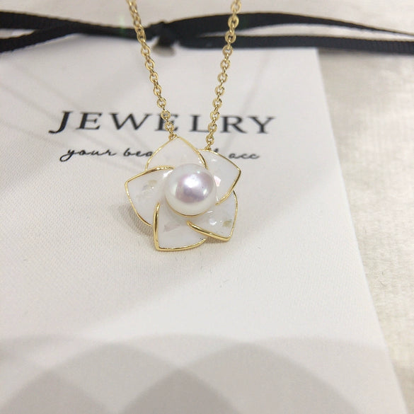 Wholesale Minimalist Freshwater Pearl Pendant Necklace With Copper Accessory And 18K Gold Chain Flat Round And Bun Round Pearl Shapes
