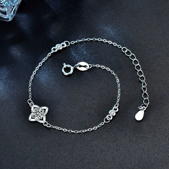 Wholesale Moissanite And 925 Sterling Silver Clover Bracelet For Women With Leaf Pattern And Electroplating Treatment