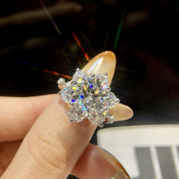 Wholesale Moissanite Sunflower Classic Sixclaw Wedding Ring For Women In S925 Sterling Silver With Geometric Pattern And Electroplating