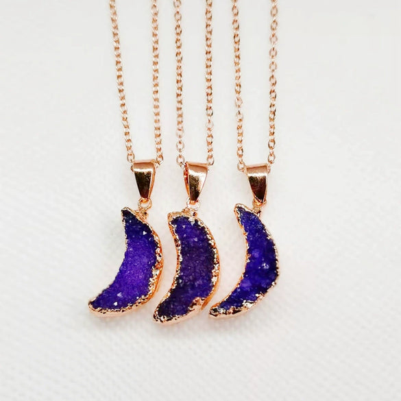 Wholesale Natural Crystal Crescent Pendant Necklace With Gold Plated Edge Original Stone Moon Pendant And Crystal Tooth Material