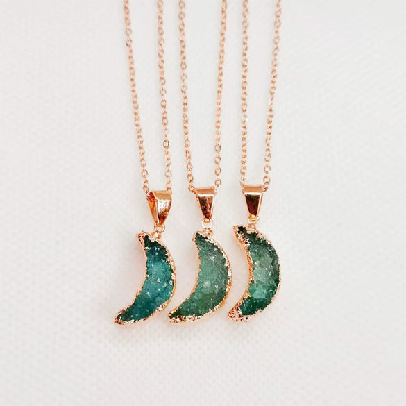 Wholesale Natural Crystal Crescent Pendant Necklace With Gold Plated Edge Original Stone Moon Pendant And Crystal Tooth Material