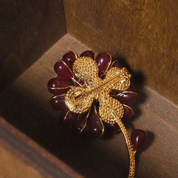 Wholesale Natural Flower Style Freshwater Pearl And Red Agate Handmade Electroplated Brooch Fashion Pin