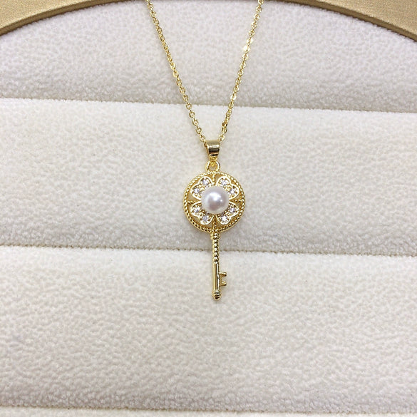 Wholesale Natural Freshwater Pearl Necklace With Four Leaf Clover Key Pendant And Copper Accessories