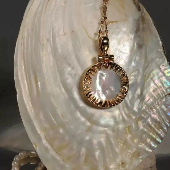 Wholesale Necklace Retro Geometric Style Round Mothershell Pendant Copper Plated With True Gold Ochain