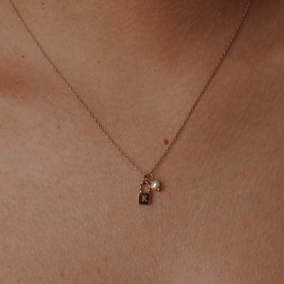 Wholesale Necklace Stainless Steel And Titanium Steel With 26 Letters Pearl Lock Pendant And 12 Constellations Handmade Ochain Plated With 18K Gold For Women