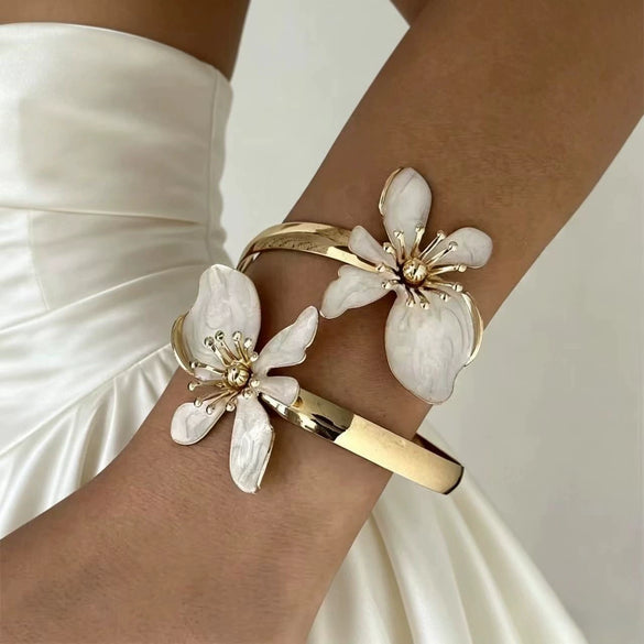 Wholesale Oildrip Floral Open Double Flower Alloy Bracelet With Electroplating Design