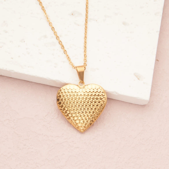 Wholesale Openable Heartshaped Pattern Photo Frame Photo Box Pendant Necklace In Stainless Steel With Electroplating For Women