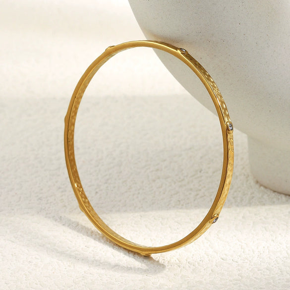 Wholesale Retro Fashion Geometric Stainless Steel 18K Gold Plated Hammer Texture Small Round Diamond Closed Bracelet Hand Jewelry