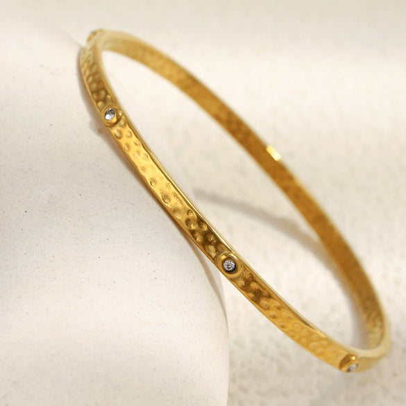 Wholesale Retro Fashion Geometric Stainless Steel 18K Gold Plated Hammer Texture Small Round Diamond Closed Bracelet Hand Jewelry