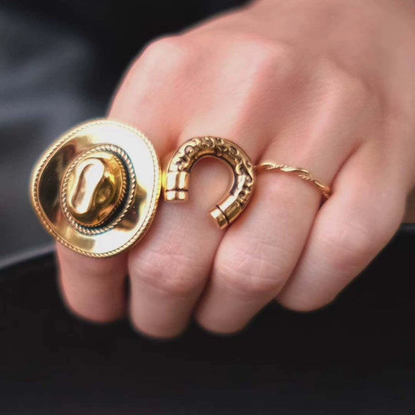 Wholesale Retro Geometric Ushaped Copper Boots Pendant Necklace With Real Gold Plated Color Preservation For Unisex