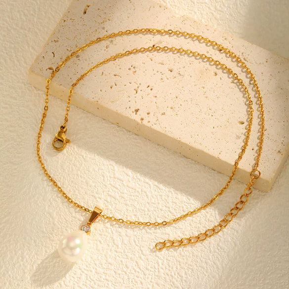 Wholesale Retro Highend Titanium Steel Artificial Pearl Dropshaped Pendant Necklace Clavicle Chain With Electroplating