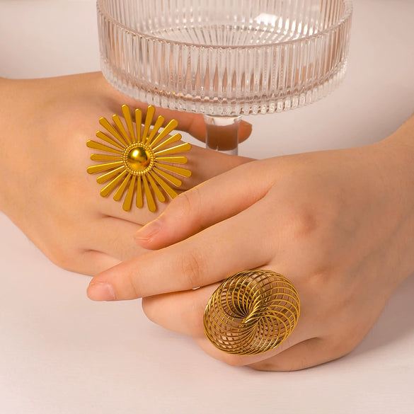 Wholesale Retro Metal Stainless Steel Plated Oval Flower Fan Ring For Women With 18K Furnace Vacuum Plating