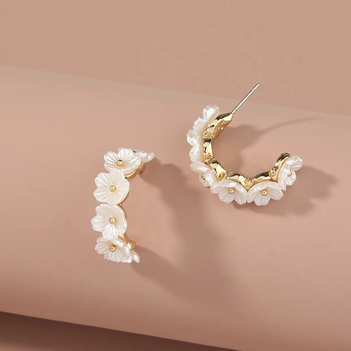 Wholesale Retro Pearl Petal C-Shape Earrings Nihaojewelry