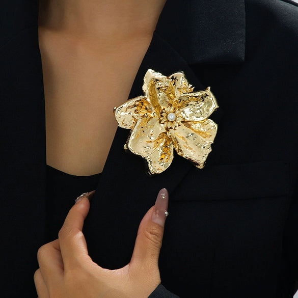 Wholesale Retro Threedimensional Alloy Flower Electroplated Brooch For Women