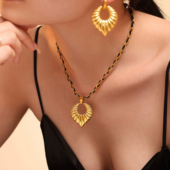 Wholesale Roman Pattern Big Heart Sticky Rhinestone Necklace Earrings Set For Women Titanium Steel 18K Gold Plated