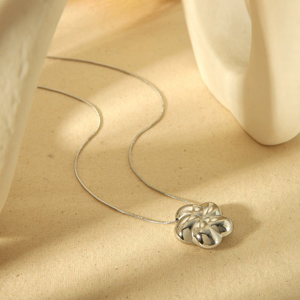 Wholesale Rotating Fivepetal Flower Pendant Stainless Steel And Titanium Steel Necklace With 18K Gold Plating For Women