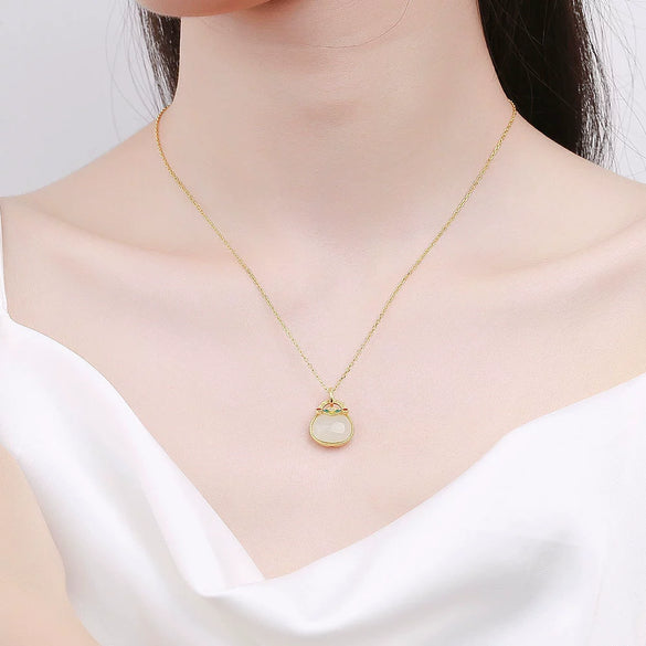 Wholesale S925 Silver Fourleaf Clover Chalcedony Pendant Necklace For Women With Geometric Design And Electroplating Treatment