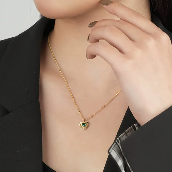 Wholesale S925 Sterling Silver Heart Shaped Inlaid Emerald Love Necklace With Zircon Retro Elegant Clavicle Chain For Women
