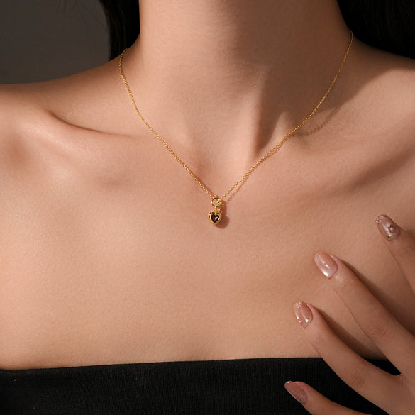 Wholesale S925 Sterling Silver Heartshaped Lucky Stone Necklace With Fashion Ot Buckle And Retro Design Electroplated With Platinum Or 18K Gold For Women