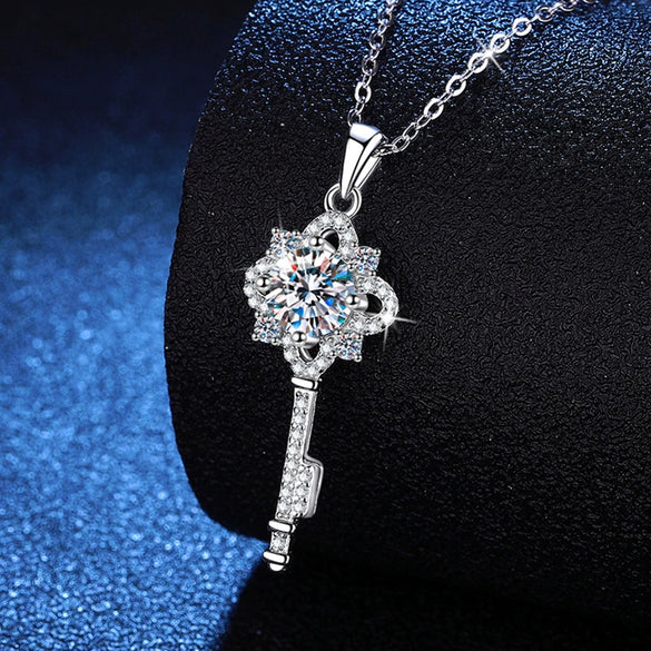 Wholesale S925 Sterling Silver Necklace With Moissanite Four Leaf Clover And Key Pendant Light Luxury Style Diamond Like Design