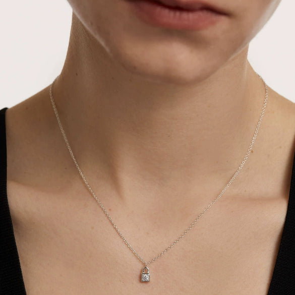 Wholesale S925 Sterling Silver Small Lock Pendant Necklace With Platinum Or 18K Gold Electroplating Classic And Fashionable Design