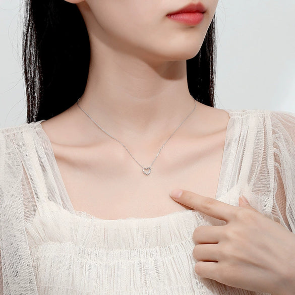 Wholesale Silver Jewelry Women's Hollow Love Pendant Allmatch Collarbone Chain With Geometric Pattern And Diamond Design
