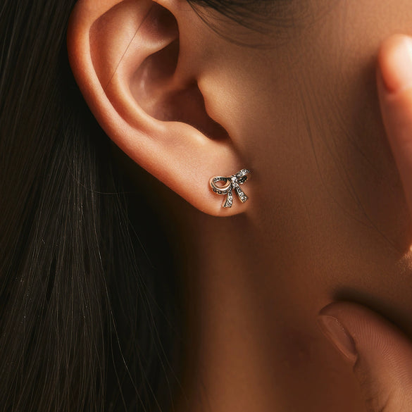 Wholesale Silver Sweet Cool Style Bow Shiny Diamond Earrings For Women With Old Craft