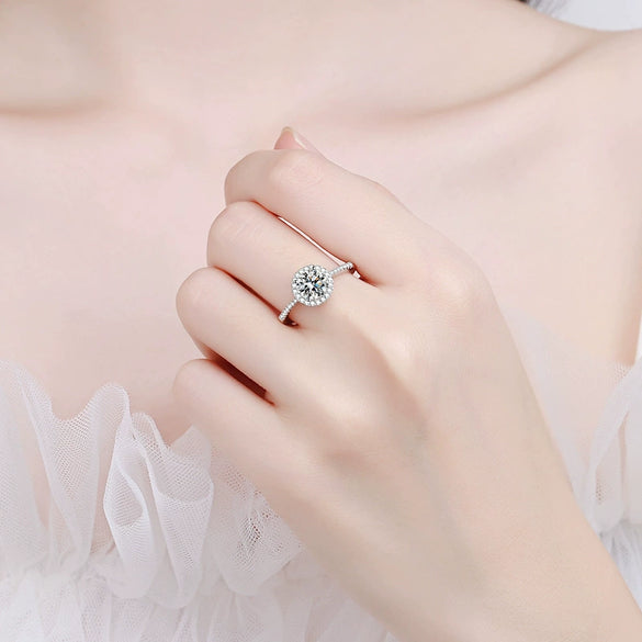Wholesale 925 Silver Women's Ring With Microinlaid Moissanite And Flower Design Electroplated