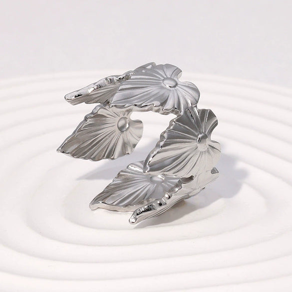 Wholesale Simple Electroplated Stainless Steel Leafshaped Women's Ring Hand Jewelry